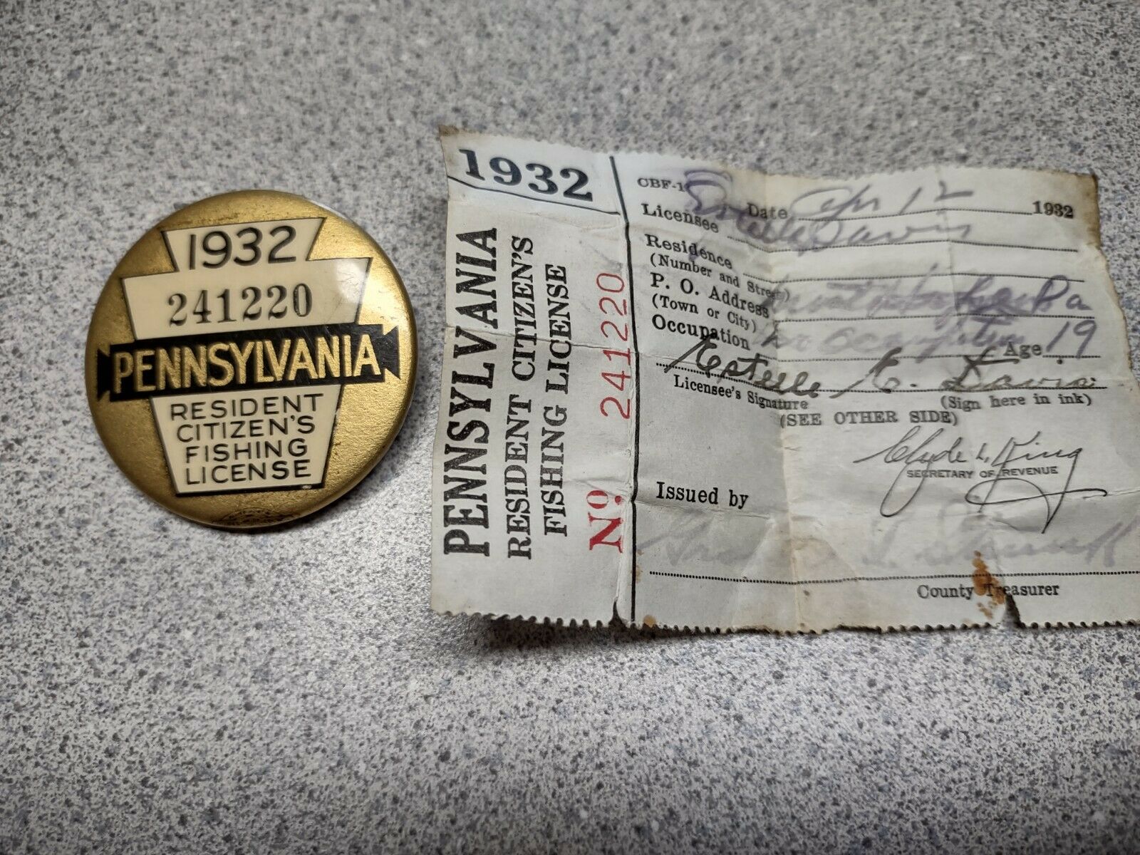 Vintage 1932 Pennsylvania Resident Fishing Button Pin & Matching Paper License